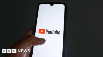 Getty Images Uma imagem de uma m�o segurando um celular mostrando o logotipo do YouTube