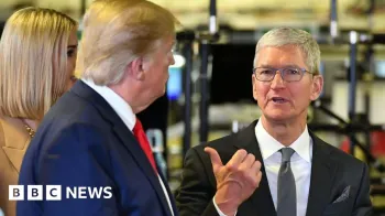 Trump e o chefe da Apple, Tim Cook, visitam uma f�brica em 2019, quando a Apple evitou tarifas sobre seus produtos ap�s anunciar investimentos nos EUA