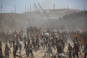 Palestinos carregam ajuda no centro da Faixa de Gaza 31/7/2025 REUTERS/Stringer