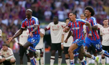 Crystal Palace vence Liverpool por 3 a 2 e conquista pela primeira vez a Supercopa da Inglaterra - seu segundo trof�u em 119 anos