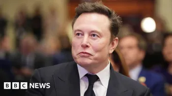 Elon Musk ouve enquanto o presidente eleito dos EUA, Donald Trump, discursa em uma reuni�o da Confer�ncia de Republicanos da C�mara no Hyatt Regency no Capit�lio em 13 de novembro de 2024, em Washington, DC.