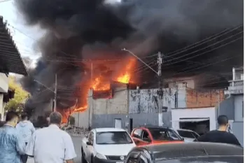 Corpo de Bombeiros foi acionado e mobilizou sete viaturas para o combate �s chamas� Reprodu��o