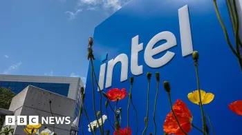 Uma imagem do logotipo da Intel em um pr�dio na sede da empresa em Santa Clara, Calif�rnia, EUA. Existem flores vermelhas e amarelas no primeiro plano da imagem.