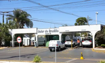 Bras�lia (DF) 07/08/2025 Fachada do condom�nio Solar de Bras�lia, onde mora e cumpre pris�o domiciliar o ex-presidente Jair Bolsonaro.  Foto: Fabio Rodrigues-Pozzebom/ Ag�ncia Brasil