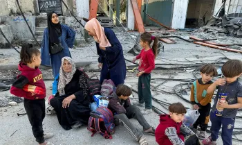Palestinos deslocados fogem da parte norte de Gaza em meio a uma opera��o militar israelense, em Jabalia, no norte da Faixa de Gaza
23/10/2024
Reuters/Hassan Al-Zaanin/Proibida reprodu��o