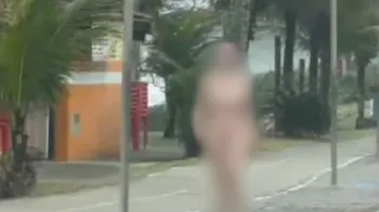 V�deo: Mulher � presa nua em praia de SP ap�s confessar ter matado o pai� Reprodu��o/Maissantos