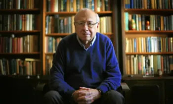 Filho do escritor �rico Verissimo, seguiu os passos do pai na literatura e se tornou conhecido por seus textos em formato de cr�nicas, contos e poemas