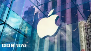 O logotipo da Apple na lateral de um pr�dio. � um desenho de uma ma�� com uma mordida. O pr�dio est� refletindo muitas cores da �rea circundante, como roxo, azul e verde.