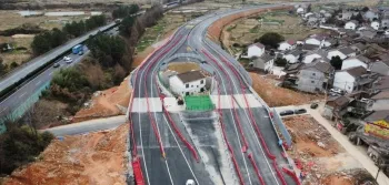 Morador isolado no meio de rodovia em Jinxi (China) Foto: Reprodu��o