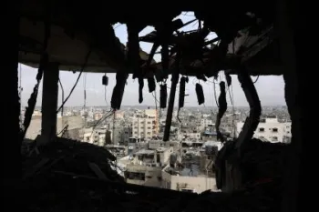 Uma foto mostra uma vista de um apartamento em um pr�dio residencial que foi atingido por ataques israelenses na rua Yarmuk, na Cidade de Gaza, em 24 de abril.  Omar Al-Qatta/AFP/Getty Images via CNN Newsource