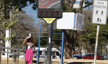 Bras�lia (DF), 22/08/2025 - Pessoa no Parque da Cidade com o calor e a baixa umidade. Foto: Bruno Peres/Ag�ncia Brasil