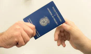 Os dados representam uma queda de 32% em rela��o a julho do ano passado, quando foram criados cerca de 191,4 mil empregos com carteira assinada