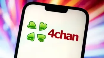 O logotipo 4chan exibido na tela de um telefone. S�o quatro cora��es verdes conc�ntricos, semelhantes a um trevo de quatro folhas.