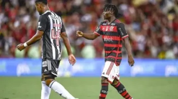 O nigeriano Shola em a��o na partida entre Flamengo e Atl�tico-MG, pelo Brasileir�o, no Maracan� Marcelo Cortes / Flamengo
