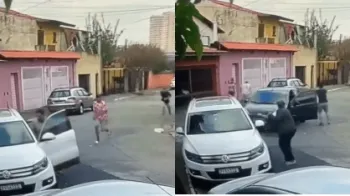 Ap�s anunciarem o roubo, um carro preto se aproxima da cena e o policial desce do ve�culo� Reprodu��o