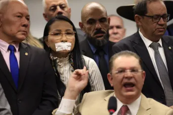 Rodeado por parlamentares do PL, S�stenes Cavalcante, l�der do partido na C�mara, d� entrevista coletiva para falar de Jair Bolsonaro
