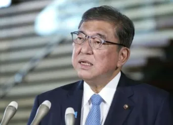 O primeiro-ministro japon�s Shigeru Ishiba fala com rep�rteres sobre um acordo comercial entre Jap�o e EUA no gabinete do primeiro-ministro em T�quio, em 5 de setembro de 2025.  Kyodo/Getty Images