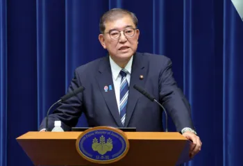 O primeiro-ministro japon�s, Shigeru Ishiba, durante an�ncio da decis�o na resid�ncia oficial em T�quio