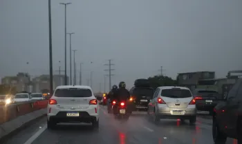 Rio de Janeiro (RJ) 29/01/2025 Chegada de chuvas faz Defesa Civil enviar alerta extremo na cidade pela primeira vez. Motoristas dirigem sob chuva na Linha Amarela. Foto: Fernando Fraz�o/Ag�ncia Brasil/Arquivo