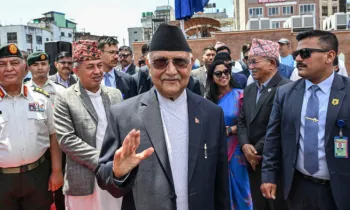 O primeiro-ministro do Nepal, KP Sharma Oli, em homenagem �s v�timas do terremoto de 2015