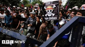 Manifestantes tentam romper as barricadas da pol�cia em Katmandu durante um protesto contra a corrup��o e a decis�o do governo de proibir diversas plataformas de m�dia social