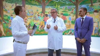 Dr. Roberto Kalil conversa com o Dr. Clovis Artur Almeida da Silva, professor-titular do Departamento de Pediatria da FMUSP, e com o Dr. Werther Brunow de Carvalho, professor-titular da UTI neonatal da FMUSP� CNN