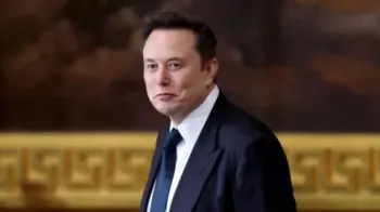 Elon Musk, CEO da Tesla, SpaceX e X, em um terno escuro e gravata com camisa branca e express�o neutra em uma foto de 20 de janeiro de 2025 em Washington, DC.