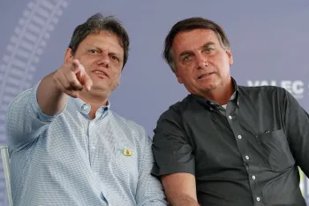 O presidente Jair Bolsonaro ao lado do Ministro de Infraestrutura, Tarc�sio de Freitas