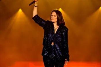Jessie J se emociona no palco do The Town� Leo Franco / AgNews