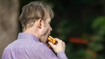 Christian Brueckner come cheeseburger ap�s ser libertado na Alemanha Foto: Reprodu��o/Bild