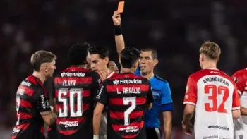 Plata � expulso ap�s receber segundo amarelo em Flamengo x Estudiantes� Ruano Carneiro/Getty Images