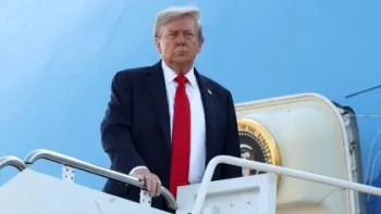 Presidente dos EUA, Donald Trump, embarca no avi�o presidencial para viagem ao Alasca na base a�rea de Andrews, em Maryland� REUTERS/Kevin Lamarque