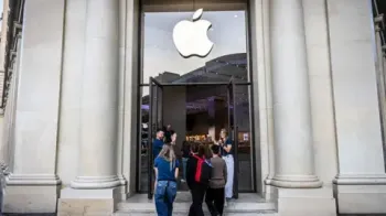 Clientes em frente a uma Apple Store em Barcelona, Espanha.