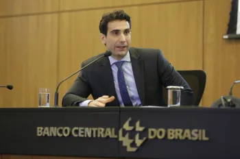 Banco Central sinalizou que ir� manter a taxa no atual patamar por per�odo prolongado, al�m de abrir a possiblidade de um novo aumento
