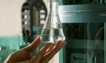 O metanol � uma subst�ncia l�quida, inflam�vel e incolor