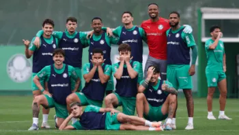 Os jogadores Raphael Veiga, Joaqu�n Piquerez, Allan, Emiliano Mart�nez, Carlos Miguel e Micael (E/D em p�) e Mauricio, Ram�n Sosa, Vitor Roque, Agust�n Giay e Gustavo G�mez (E/D agachados), da SE Palmeiras, durante treinamento, na Academia de Futebol� Foto: Cesar Greco/Palmeiras/by Canon