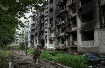 Oficiais ucranianos retiram pessoas de cidades e vilas da linha de frente na regi�o de Donetsk, Ucr�nia, em 21 de maio.  Anatolii Stepanov/Reuters via CNN Newsource