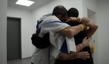Ref�m israelense Guy Gilboa Dalal se re�ne com a fam�lia ap�s acordo de cessar-fogo� Unidade de Porta-vozes das IDF