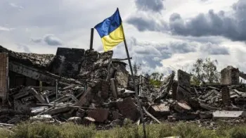 Bandeira ucraniana acenada em meio � destrui��o provocada pela guerra� Metin Aktas/Anadolu Agency via Getty Images