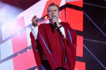 Candidato presidencial pelo partido Alianza Libre, Jorge Tuto Quiroga, discursa durante com�cio de encerramento da campanha eleitoral em 15 de outubro de 2025
