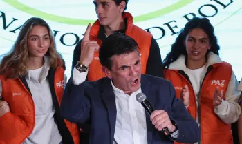 El senador centrista y presidente electo boliviano Rodrigo Paz del Partido Dem�crata Cristiano (PDC) da su discurso de victoria en el Hotel Presidente en La Paz, Bolivia, October 19, 2025. REUTERS/Adriano Machado