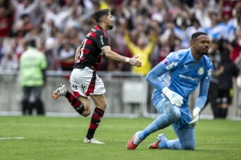Flamengo venceu o Palmeira em confronto direto pelo t�tulo do Brasileir�o Foto: Guito Moreto / Ag. O Globo