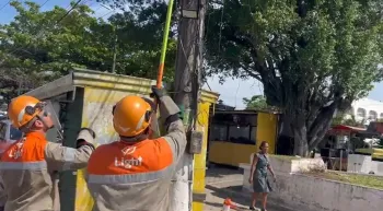 Light corta luz de pra�a p�blica em Serop�dica Foto: Divulga��o