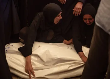 Mulheres palestinas choram ao lado dos corpos de seus parentes no Hospital Nasser, mortos durante um ataque a�reo israelense nos �ltimos dias