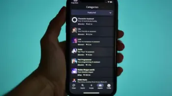 Bloomberg via Getty Images Uma m�o segurando um telefone mostrando a p�gina de categorias do aplicativo Character AI. Uma lista de nomes de chatbots � mostrada.