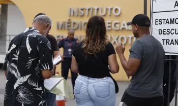 Rio de Janeiro (RJ), 29/10/2025 - Carro da defesa civil chegando no IML com corpos e parentes chegando pra reconhecimento. Ap�s resgate de dezenas de corpos s�o trazidos por moradores para a Pra�a S�o Lucas, na Penha, zona norte do Rio de Janeiro. Opera��o Conten�ao. Foto: T�nia R�go/Ag�ncia Brasil