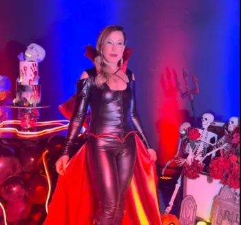 Zilu Camargo usa fantasia de vampira sexy em festa de Halloween Foto: Instagram