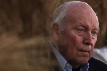 O ex-vice-presidente dos EUA, Dick Cheney, pai da deputada Liz Cheney (republicana pelo Wyoming), ouve o discurso da filha durante um evento na noite das prim�rias, em 16 de agosto de 2022, em Jackson, Wyoming	�? Alex Wong/Getty Images