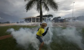 Bras�lia (DF) 08/01/2023 - Golpistas invadem pr�dios p�blicos na pra�a dos Tr�s Poderes. Na foto, v�ndalo atira objeto contra pr�dio do STF. � Joedson Alves/Agencia Brasil