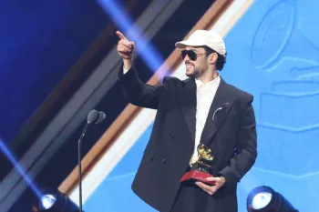 O cantor porto-riquenho Bad Bunny comemora ap�s ganhar o Grammy Latino de Melhor �lbum de M�sica Urbana em Las Vegas